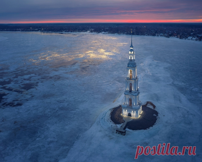 Морозный рассвет над Волгой и затопленной колокольней в Калязине.

© Фото: Игорь Аброски