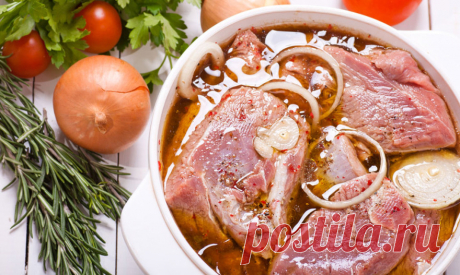 Подборка маринадов для запекания мяса - Это интересно Отличная подборка маринадов для запекания мяса в духовке. Такие маринады придадут Вашему мясу неповторимый вкус! Рецепт №1 Продукты: 200—250 мл белого сухого вина, 200—250 мл растительного масла, 1 морковь, 2 крупные луковицы, 1 долька чеснока, 1/2 лимона (или 250 мл...