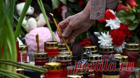 У мемориала в &quot;Крокусе&quot; проводят утреннюю панихиду по погибшим в теракте