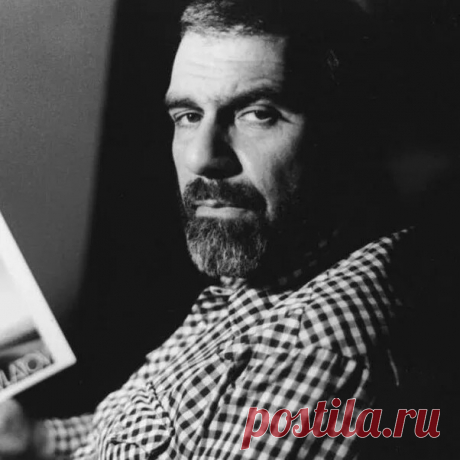 3 сентября — в этот день 79 лет назад родился Сергей Довлатов

Художественная мысль Сергея Донатовича проста и благородна: рассказать, как странно живут люди — то печально смеясь, то смешно печалясь. В его книгах нет праведников, потому что нет в них и злодеев. Писатель знает: и рай, и ад — внутри нас самих...
Толстый застенчивый мальчик... Бедность... Мать самокритично бросила театр и работает корректором...
О школьных годах - с той же честностью:
Бесконечные двойки... Ра...