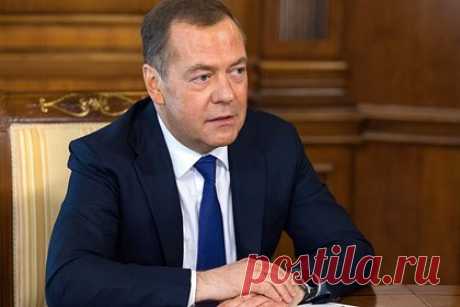Медведев описал сценарий возможной войны России с НАТО. Возможная война с НАТО будет вестись не в окопах с применением артиллерии — в ней Россия будет использовать баллистические и крылатые ракеты, что приведет к апокалипсису. Такой сценарий возможного конфликта с Североатлантическим альянсом описал заместитель председателя Совета безопасности России Дмитрий Медведев.