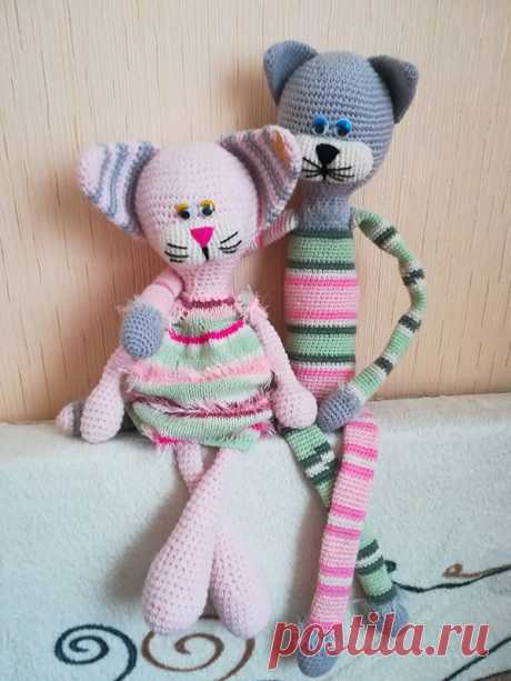 Кот Алекс и кошечка Алиса. Для вязания кота крючком нам понадобится пряжа «Ирис» для носика, фетровая ткань, глазки и клеевой пистолет, чтобы их закрепить. Синтепон или холлофайбер для наполнения игрушки. Размер крючка зависит от толщены пряжи. Вязание должно быть достаточно плотным.