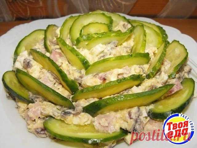 Изумрудный салат с сыром и ветчиной
