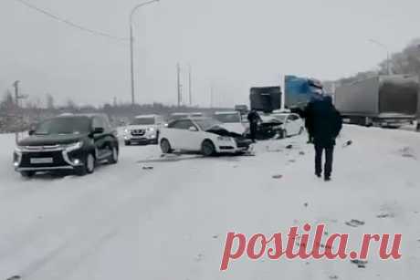 На въезде в Екатеринбург образовалась пробка из-за массового столкновения. Массовое столкновение автомобилей спровоцировало большую пробку на въезде в Екатеринбург. В аварию попали 12 легковых машин и одна фура, из-за чего образовался четырехкилометровый затор на трассе М-5. Обошлось без пострадавших. ДТП произошло, когда один из автомобилей перестраивался на соседнюю полосу.