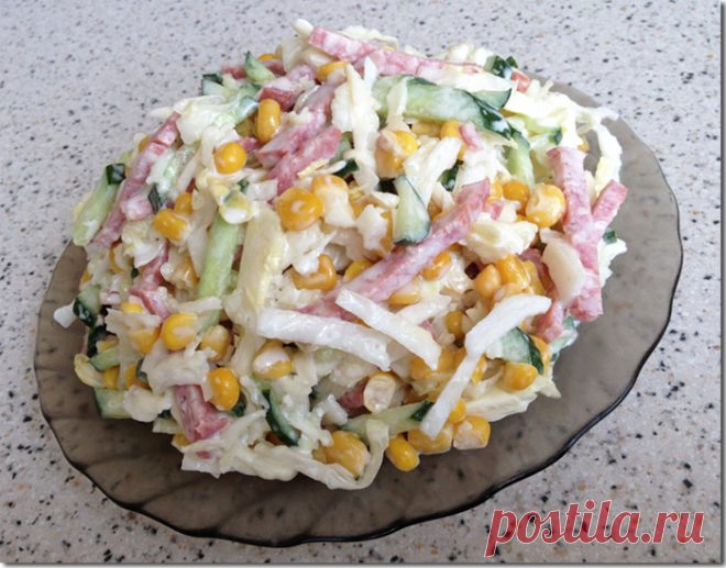 Легкий и вкусный салат с капустой, огурцами и копченной колбасой