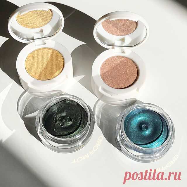 [Tom Ford Soleil 2018 EYES: Emerald Isles and (the gem of Soleil 2018) Azure Sun ☀️ really liked the new gel like, highly pigmented texture that glides on the lids easily, and stays with no smudging and fading. Absolutely loved the Azure Sun and the way it changes to lilac-turquoise duo chrome after the setting powder application! 😍😍😍) Долго я искала Azure Sun, и не зря! Несмотря на такую насыщенную яркость, он станет явным фаворитом этого лета, особенно, если учесть, ч...