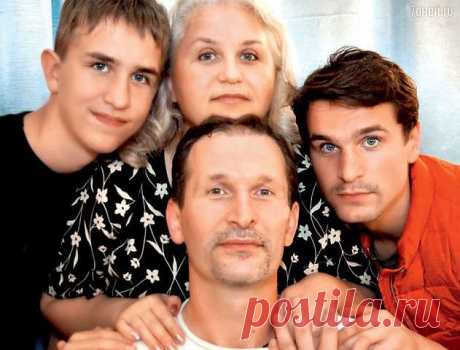 Актер театра и кино Фёдор Добронравов с женой и сыновьями Иваном и Виктором