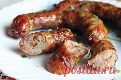 ДОМАШНЯЯ КОЛБАСА В ФОЛЬГЕ

Самая вкусная из всех колбас – это, конечно же, домашняя колбаса, сделанная своими руками, без всяких вредных добавок и примесей.
Но вот проблема не каждая хозяйка «горит желанием» заморачиваться с кишками. Это кропотливое дело не многих привлекает, особенно с непривычки.

Поэтому сегодня мы вам предлагаем очень простой и потрясающе вкусный рецепт настоящей домашней колбасы, которую можно приготовить без кишок, в фольге. Можно использовать также ...