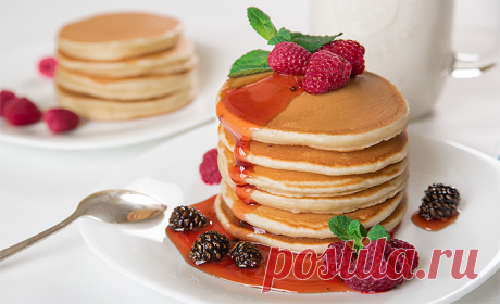Панкейки пошаговый рецепт с фото Панкейки (Pancakes) в переводе с английского pun — сковорода, cake — пирожное. Панкейки - это небольшие американские блинчики, но по форме и размеру они скорее напоминают наши оладьи. Как правило, панкейки подаются на завтрак с различными сладкими соусами, шоколадом, ягодами, кленовым сиропом.