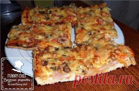 ДОМАШНЯЯ ПИЦЦА
Готовим быстро и вкусно  

Ингредиенты: 

Для теста:
- по одному стакану кефира и воды;
- 7 стаканов муки;
- столовая ложка сухих дрожжей;
- 5 столовых ложек растительного масла (душистого подсолнечного);
- столовая ложка сахара;
- чайная ложка соли.

Для начинки:
- 500 гр. колбасы можно двух / трех видов (у меня сырокопченая и вареная);
- 100 гр. твердого сыра;
-10-15 шт. оливок;
- майонез и кетчуп – по 3-4 ст. ложки;
- 3 помидора;
- крупная белая луковица;...