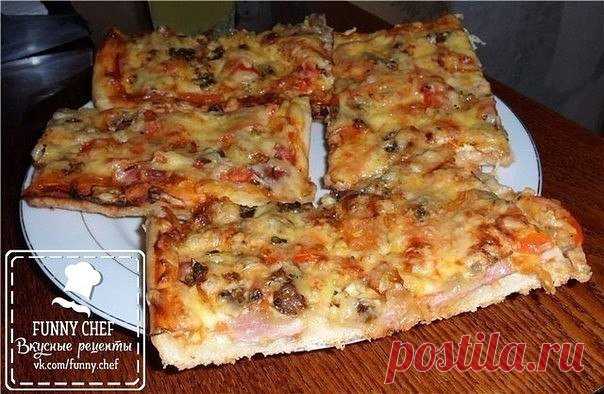 ДОМАШНЯЯ ПИЦЦА
Готовим быстро и вкусно  

Ингредиенты: 

Для теста:
- по одному стакану кефира и воды;
- 7 стаканов муки;
- столовая ложка сухих дрожжей;
- 5 столовых ложек растительного масла (душистого подсолнечного);
- столовая ложка сахара;
- чайная ложка соли.

Для начинки:
- 500 гр. колбасы можно двух / трех видов (у меня сырокопченая и вареная);
- 100 гр. твердого сыра;
-10-15 шт. оливок;
- майонез и кетчуп – по 3-4 ст. ложки;
- 3 помидора;
- крупная белая луковица;...