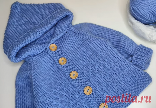 Вязаная детская куртка спицами для мальчика с капюшоном на возраст от 3 месяцев до 1,5 лет | Креаликум
