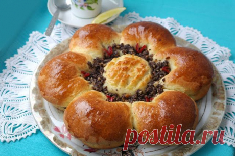 Пирог - цветок с маковой начинкой .