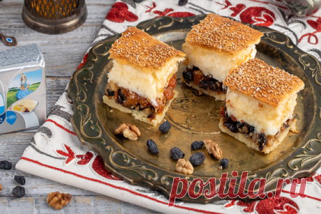 Пирог «Восточная сказка» - КУХНЯ МИРА 
 
 
 
 Нежное, рассыпчатое и очень вкусное тесто, двойная начинка: из смеси сухофруктов и мягкой меренги — просто необыкновенное сочетание! Ингредиенты Для теста 150 граммов сметаны 170 граммов сливочного масла 3 желтка 450 граммов муки 2 чайные ложки разрыхлителя щепотка соли Для меренги 4 яичных белка щепотка соли 180 граммов сахара 10 граммов […]