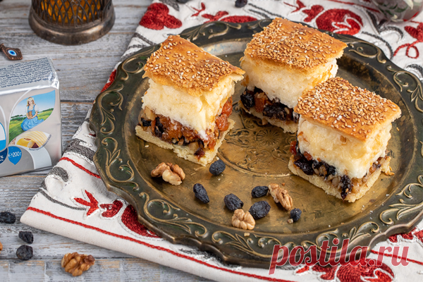 Пирог «Восточная сказка» - КУХНЯ МИРА 
 
 
 
 Нежное, рассыпчатое и очень вкусное тесто, двойная начинка: из смеси сухофруктов и мягкой меренги — просто необыкновенное сочетание! Ингредиенты Для теста 150 граммов сметаны 170 граммов сливочного масла 3 желтка 450 граммов муки 2 чайные ложки разрыхлителя щепотка соли Для меренги 4 яичных белка щепотка соли 180 граммов сахара 10 граммов […]