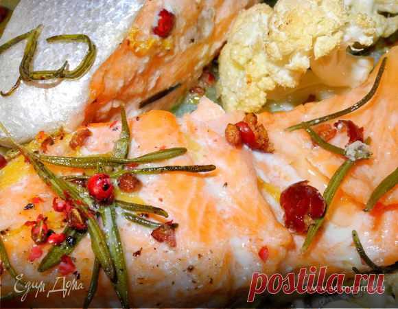 Форель, запеченная с розмарином, цедрой и можжевельником. Ингредиенты: форель, можжевельник ягоды, розмарин