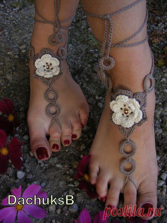 Для босоногой красотки:) На  etsy.com стоит такая красота всего 14 $. Думаю, умельцы смогут и сами связать.