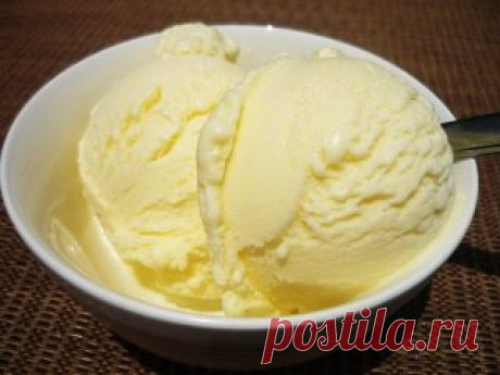 Домашнее мороженное- вкус советского пломбира
Ингредиенты:
- сахар – 2 стакана
- молоко –1 л
- масло сливочное – 100 гр
- крахмал – 1 ч.л.
- желтки яичные – 5 шт.
Приготовление:
1. Сливочное масло опускаем в подогретое молоко и доводим его до кипения.
2. В другой емкости соединяем сахар, крахмал и желтки, перемешиваем и растираем все до однородной массы.
3. После чего добавляем сюда немного молока, в результате должна получиться масса по консистенции как жидкая сметана.
4. Тем временем молоко