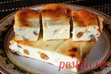 Фантастически вкусная творожная запеканка

Ингредиенты:

250 г творога
1 ст. ложка сахара
0.5 чайной ложки соли
2 яйца взбить
2 ст. ложки манной крупы
0.5 стакана молока

Приготовление:

Манку с молоком смешать и дать постоять минут 10, чтобы крупа набухла. Взбить яйца с сахаром, добавить творог, соль и набухшую манку. При желании добавить изюм или другие сухофрукты. Всё перемешать и вылить в форму, смазанную маргарином и посыпанную сухарями или манной крупой (чтобы не при...