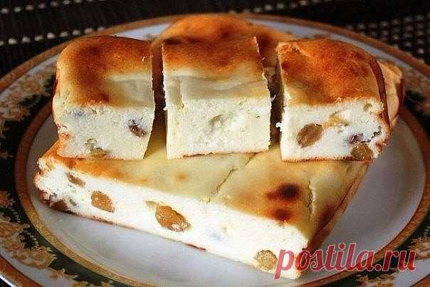 Фантастически вкусная творожная запеканка

Ингредиенты:

250 г творога
1 ст. ложка сахара
0.5 чайной ложки соли
2 яйца взбить
2 ст. ложки манной крупы
0.5 стакана молока

Приготовление:

Манку с молоком смешать и дать постоять минут 10, чтобы крупа набухла. Взбить яйца с сахаром, добавить творог, соль и набухшую манку. При желании добавить изюм или другие сухофрукты. Всё перемешать и вылить в форму, смазанную маргарином и посыпанную сухарями или манной крупой (чтобы не при...