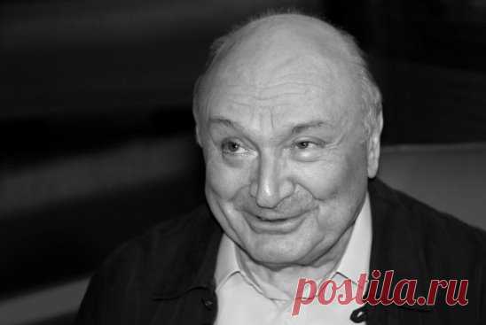 Жизнь коротка. И надо уметь. Надо уметь уходить с плохого фильма. Бросать плохую книгу. Уходить от плохого человека. Их много. Дела не идущие бросать. Даже от посредственности уходить. Их много. Время дороже. Лучше поспать. Лучше поесть. Лучше посмотреть на огонь, на ребенка, на женщину, на воду. 
Музыка стала врагом человека. Музыка навязывается, лезет в уши. Через стены. Через потолок. Через пол. Вдыхаешь музыку и удары синтезаторов. Низкие бьют в грудь, высокие зудят по...