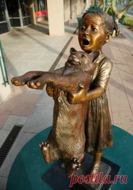 США, Аризона, город Меса, Milano Music Center, 45 W. Main St.This bronze sculpture by Susan Geissler was inspired by the artist's childhood memories of bringing home all manner of dogs, cats and other representatives of the animal kingdom