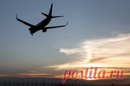 Летевший из Дубая в Москву самолет резко сменил курс и сел в другом месте. Летевший из ОАЭ в Россию самолет «Уральских авиалиний» резко сменил курс и сел в другом месте. Непредвиденная ситуация произошла с лайнером, следовавшим по маршруту Дубай — Москва. Одной из пассажирок рейса стало плохо во время полета, из-за чего командир воздушного судна принял решение вернуться в аэропорт вылета.