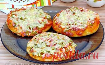 Мини-пицца в духовке с колбасой и огурцом, рецепт с фото