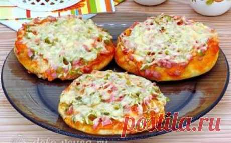 Мини-пицца в духовке с колбасой и огурцом, рецепт с фото