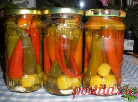 Маринованный острый перец с чесноком и помидорчиками
Ингредиенты:
свежие стручки острого перца – 500 г
помидорчики черри – 250 г
чеснок – 2-3 головки
перец черный горошек – 1 ст. ложка
перец душистый – ½ ст. ложки
лавровый лист – 5-6 шт.
Для маринадной заливки:
вода – 1 л
уксус 6% – 1 стакан
сахар – 1 стакан
соль – 3 ст. ложки
 Приготовления:
Вымойте стручки перца и плотные маленькие помидорчики черри. Перец и помидорчики по возможности используйте разноцветные.
Головки чеснока разделите