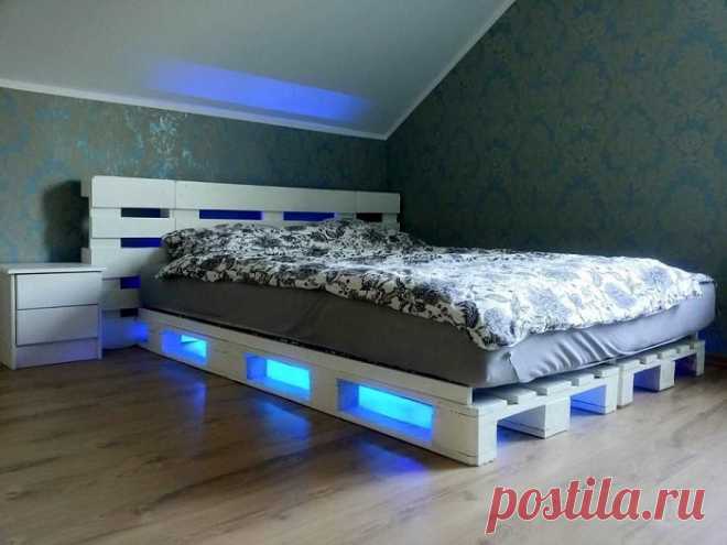 Оригинальные кровати из паллет с подсветкой