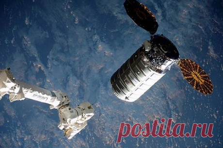 США успешно запустили Cygnus без России. США успешно запустили грузовой космический корабль Cygnus без использования российских двигателей РД-181. Об этом пишет SpaceNews. Пуск полностью изготовленной в Соединенных Штатах ракеты Falcon 9 компании SpaceX с космодрома на мысе Канаверал в штате Флорида состоялся 30 января в 20:07 по московскому времени.