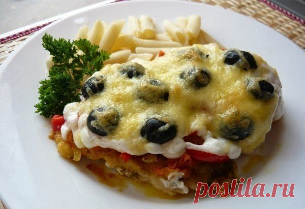 Шустрый повар.: Нежная отбивная из куриной грудки под овощами с сыром и оливками