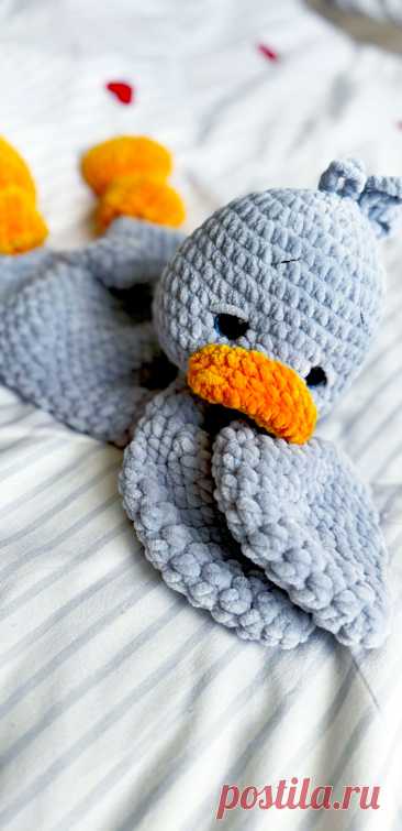 PDF Комфортер Гусёнок крючком. FREE crochet Аmigurumi toy patterns. Амигуруми схемы и описания на русском. Вязаные игрушки и поделки своими руками #amimore - большой гусь из плюшевой пряжи, плюшевый гусёнок, комфортер в виде гуся, утёнок, утка.