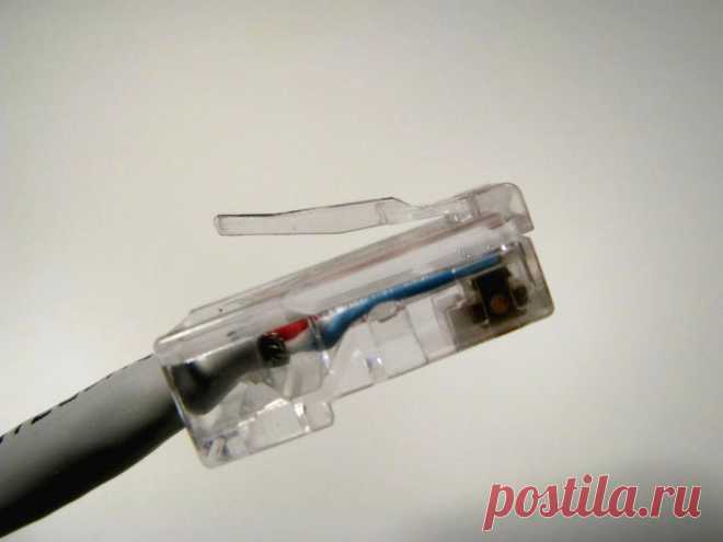 Ремонт сломанного язычка коннектора Пластиковый коннектор для подключения интернет-кабеля – очень хрупкая вещь. Особенно часто при регулярном подключении кабеля к различным устройствам ломается запирающий язычок коннектора. Такая поломка приводит к тому, что разъемное соединение не фиксируется, поэтому коннектор выскакивает из гнезда