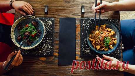 Паназиатская кухня, блюда, рецепты с фото Все чаще витрины заведений стали пестреть упоминаниями о паназиатских блюдах. Это новое азиатское направление уже получило признание в мире кулинарии. Мы давно привыкли к китайской и японской кухням. «Габаджоу» и суши? Этим уже не получится удивить городского жителя. А вот тайский «Том-Ям», вьетнамский «Фо-Бо», или индонезийский “Наси-горен” —  это уже интересно. Эти блюда покоряют нас […]