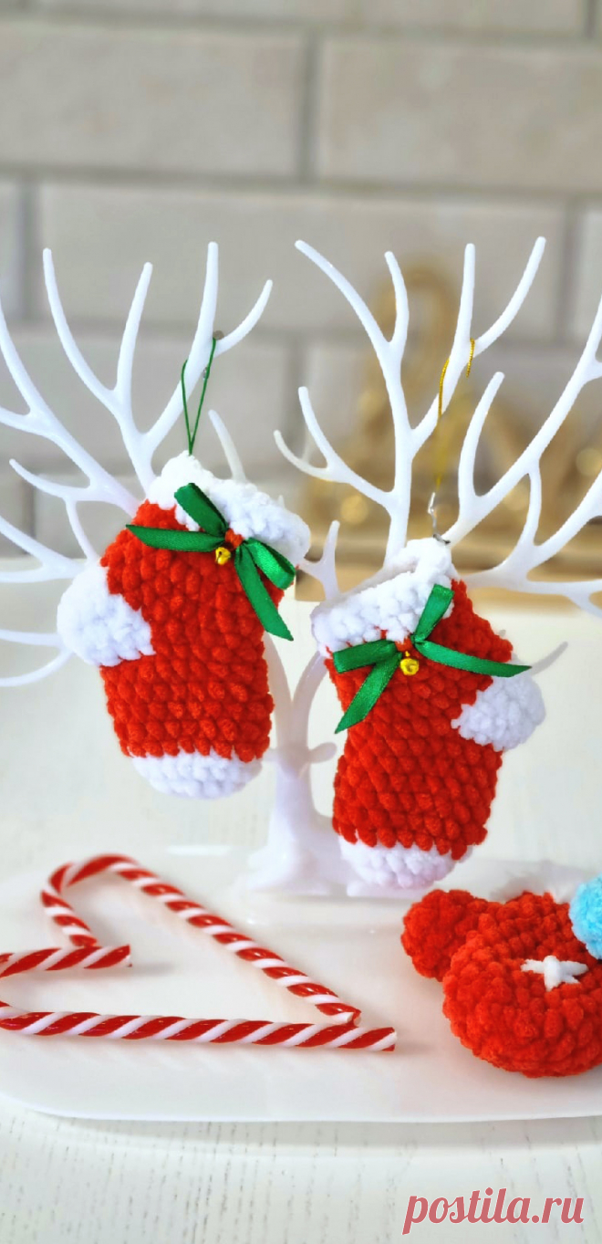 PDF Носочек крючком. FREE crochet pattern; Аmigurumi toy patterns. Амигуруми схемы и описания на русском. Вязаные игрушки и поделки своими руками #amimore - маленький рождественский носок крючком, новогодний носочек из плюшевой пряжи, плюшевое украшение на ёлку, ёлочное украшение к Новому году.