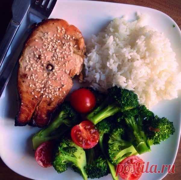 Вкусные низкокалорийные рецепты блюд на фото.
В основе своей низкокалорийные рецепты  часто содержат искусственно обезжиренные продукты, что не всегда может показаться нам вкусным и аппетитным…
Но ведь сама природа позаботилась о нас, создав прекрасные, богатые клетчаткой, витаминами и микроэлементами свежие овощи и фрукты. Делайте их основой ваших ежедневных обедов, завтраков и ужинов — и вы получите прекрасный и разнообразнейший набор вкусных низкокалорийных рецептов.