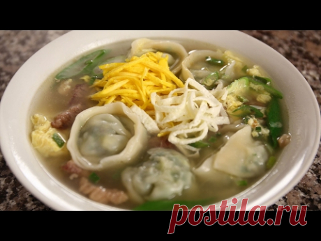 Dumpling soup (Mandu-guk: 만두국) - Скачать видео! Today I’m going to show you a really delicious one bowl meal recipe that you’ll love, especially if you already made my shrimp and chive mandu recipe and have some dumplings in the freezer! This is dumpling soup (Mandu-guk: 만두국)! full recipe: https://www.maangchi.com/recipe/mandu-guk  Help others by translating the English caption into your language: https://www.youtube.com/timedtext_video?v=FZEBKjqzVdI&ref=share  My cookbook: ...