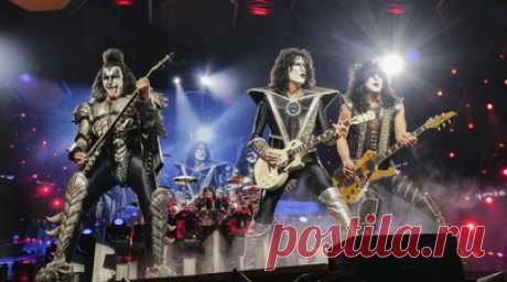 «Группа заслуживает того, чтобы жить дальше»: KISS дали последний концерт и представили свои цифровые аватары. Рок-группа KISS отыграла последний концерт в рамках прощального тура. На арене «Мэдисон-сквер-гарден» в Нью-Йорке музыканты показали яркое шоу, а в конце, когда вышли на бис, представили публике свои молодые цифровые версии. Аватары артистов появились на экране и после приветствия исполнили композицию God Gave Rock and Roll To You. Над виртуальными копиями легенд рока работала…