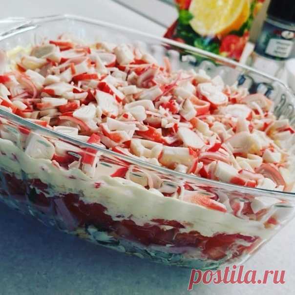 Какой Новый Год без крабового салата Готовьтесь к праздникам вместе с нами 

Ингредиенты:

крабовые палочки — 200 г
твердый сыр — 100 г
ветчuна — 100 г
помuдоры — 2-3 штуки
сваренные вкрутую яйца — 2 штуки
пучок зеленого лука
майонез — 100 г
соль и перец

Приготовленuе:

Выкладываем салат слоями: — яйца порезать кубиками, солuм и перчим по вкусу,
— добавляем зелёный лук, порезанный тонкими колечками. Присаливаем и смазываем майонезом.
— добавляем нарезанную соломкой ветчин...
