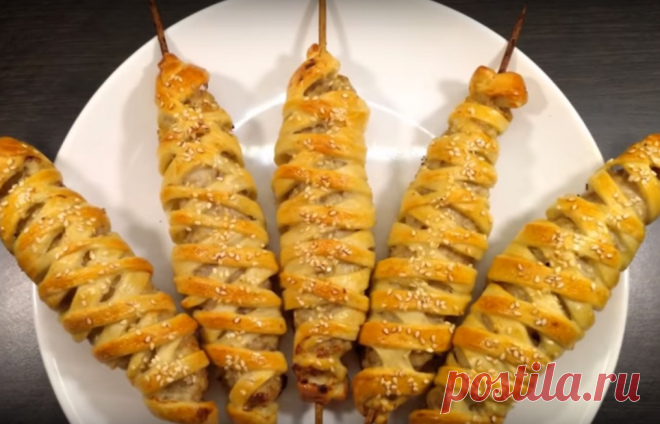 Люля-кебаб в тесте-вкусное,аппетитное блюдо - Эфария Блюдо получается очень необычным и эффектным.  Мясо в этом блюде  очень сочное, покрытое хрустящей аппетитной корочкой. Необходимые продукты куриные бедра (без костей) — 0,8 кг лук — 120 гр специи Для теста мука — 0,2 кг вода — 120 гр дрожжи (сухие) — 1 ч.л сахар — 1 ч.л соль — щепотка растительное масло — 1 ст.л