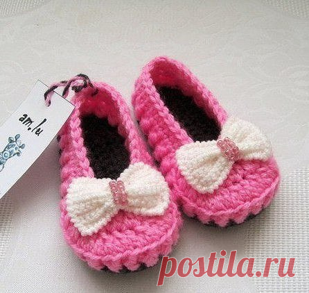 Балетки с бантиками крючком № 4.
Связаны из 100% акрила (50 гр. 150м.) в две нити, ушло пол моточка розовых ниточек (моток 50 гр.) и остатки темно-серого для подошвы. Схема на 9-12 мес., длинна подошвы 11 см