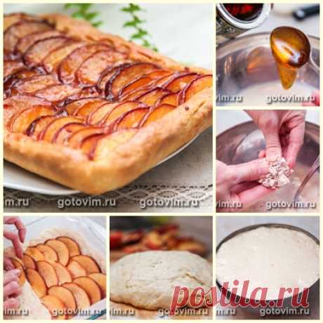 Открытый пирог с персиками