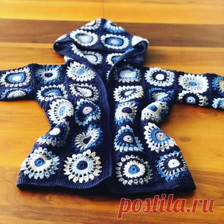 Yeni bir zara hırka daha 😊 bu sefer ceket gibi kısa yaptım ve mavi tonları kullandım. Çok da beğendim, aferin bana 😊
.
.
.

.
#zarahırka #örgühırka #motifhırka #motifhirka #crochetlove #handmade #alizecottongold #kapüşonluhırka #sevgiyleörüyorum #yarnaddict #crochetgoodness #grannysquare