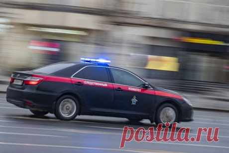 Мигрант силой удерживал покупателя в стойке на руках и попал под уголовное дело. СУ СК России по Калужской области завело уголовное дело о противоправных действиях мигранта в Обнинске, проверка была на контроле главы СК РФ Александра Бастрыкина. 21-летнего мигранта задержали, после того как он избил и силой удерживал покупателя супермаркета в подсобном помещении.