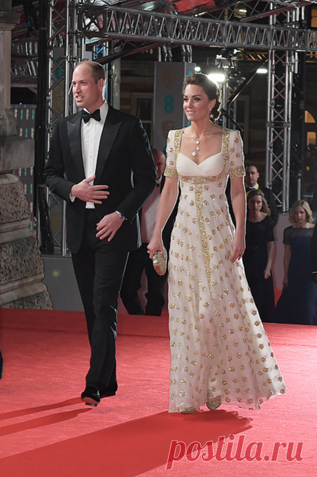 Кейт Миддлтон
Простой и даже лаконичный фасон этого платья Alexander McQueen оттенен молочно-белым цветом ткани с золотым шитьем, что сделало наряд статусным.

Кстати сказать, герцогиня Кембриджская уже появлялась в этом платье на одном из мероприятий, поддержав таким образом личным примером тренд на разумное потребление не только в повседневной, но и вечерней одежде.