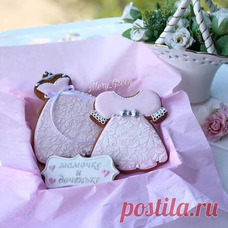 Продолжая нежную тематику🎀 #familylook #пряникидлякендибара #кендибаркиев #кендибар #пряникинагодик #пряникидлядевочки #авторскиепряники #эксклюзивныепряники #пряникиназаказкиев #пряникиназаказукраина #пряникикиев #пряникиукраина #имбирныепряникикиев #расписныепряники #пряникиручнойработы #пряничныечудеса #пряничныенаборы #машазеленая #киевграм #cookiedecor #cookiestagram #cookiesforbaby #cookiesncream #pinkdress #cookiesdress #dresscookies #kievgram
