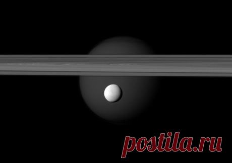 Спутник Сатурна  Энцелад  и кольца  Сатурна.
