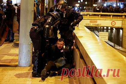 Во Франции осудили первых участников беспорядков. Суд французского города Гренобль вынес первые приговоры за участие в массовых беспорядках. Отмечается, что трое человек осуждены на срок от трех до четырех месяцев лишения свободы за попытки грабежей в ходе уличных погромов. Беспорядки во Франции начались 27 июня после расправы над 17-летним подростком.